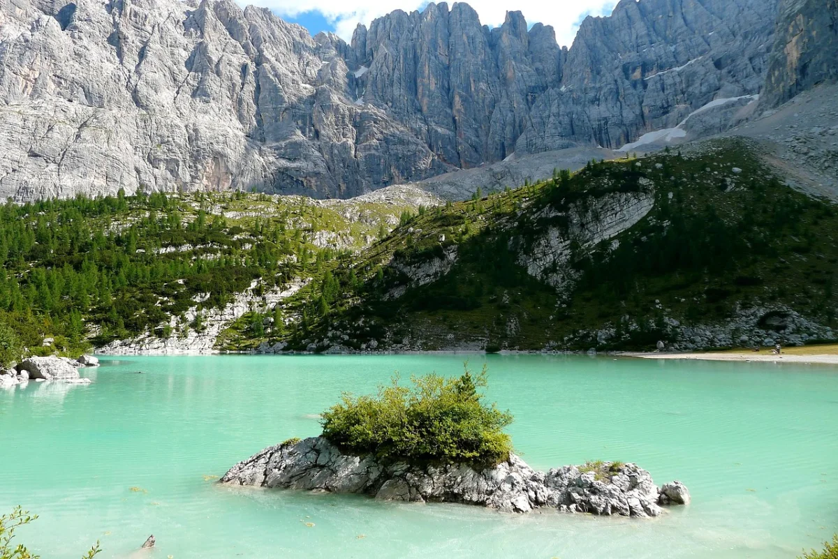 Turquoise waters of Lago di Sorapis in the Dolomites